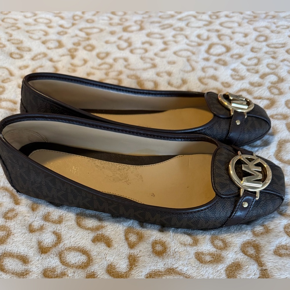 Michael Kors Dark Brown Loafers With Gold Accent
Fulton Moccasin Flats Size: 8 - Picture 3 of 10